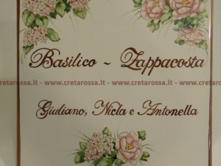 cod.art: nc18 - Mattonella in ceramica cm 20x20 con composizione di fiori e scritta personalizzata. 